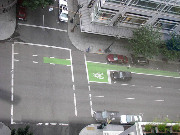 A green bike box and bike lane in Portland. Photo: ##http://www.flickr.com/photos/88364173@N00/3804464399/##Beach650##