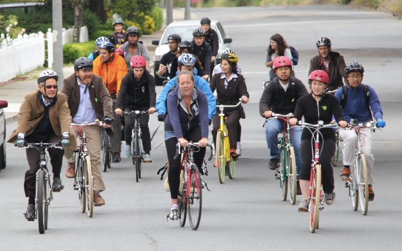 Bicycle Geographies students ride alongside transportation professionals on a field study. Photo: Bicycle Geographies.