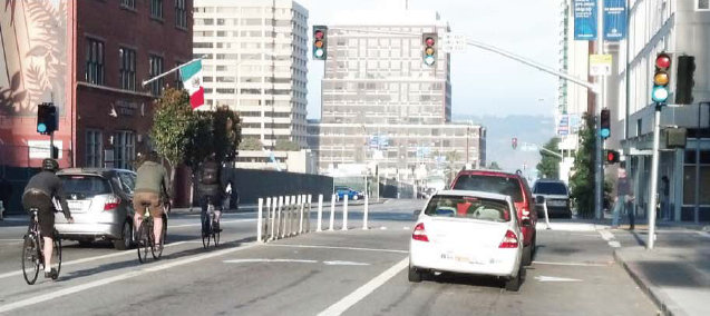 Prior to the change cyclists who wanted to go straight had to marge across two turning pockets. Source : SFMTA