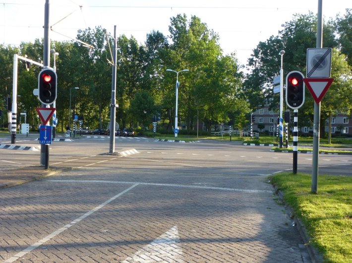 Dutch traffic signals are mounted on the near side of the intersection, so a motorist who inches past the stop line, will lose sight of them. From the blog "rEvolving Transportation"