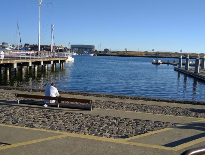 From the shortline of Jack London Square, west Alameda is tantalizingly close, but getting there by bike or foot is an ordeal. Photo: Streetsblog.