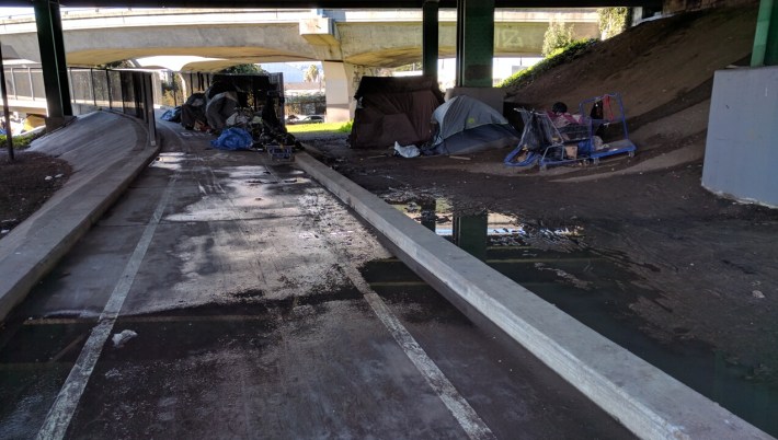 The "Hairball" bike path. AB-857 should make it much easier for SF to make use of these spaces, for parks and, possibly, navigation centers. Photo: Streetsblog/Rudick