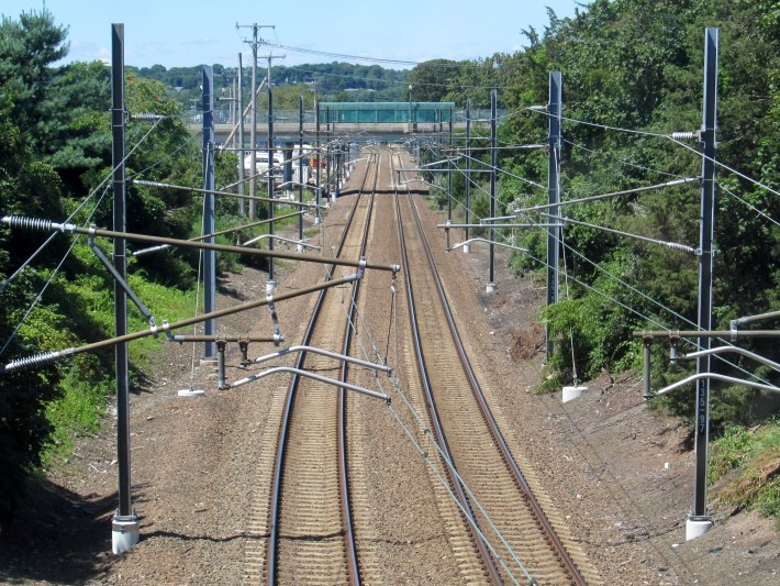 Overhead electrification in Connecticut. This is how you move lots of people around, very fast, without burning a drop of petroleum. But some California lawmakers are pushing to abandon HSR by stripping away electrification funds. Photo: Wikimedia Commons