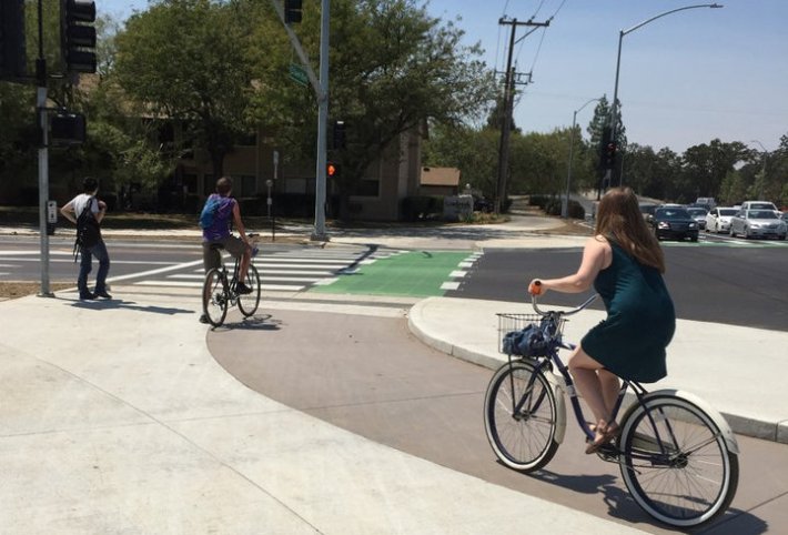 A protected intersection in Davis, CA. Photo: Pinterest.