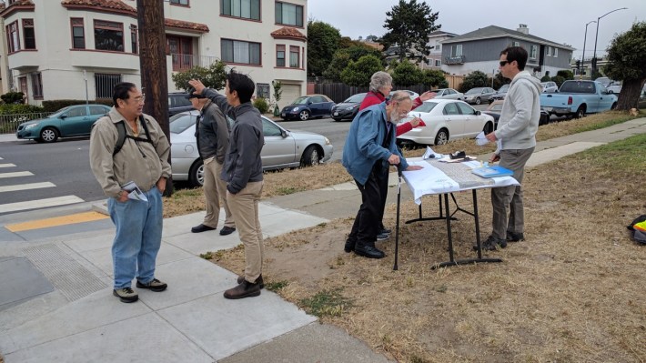 Only about 20 people stopped by the pop-up table over the course of about the hour and change that Streetsblog observed. Photo: Streetsblog/Rudick