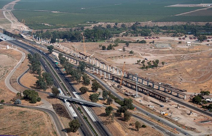 The San Joaquin River Viaduct for California HSR, under construction. Photo: Wikimedia commons