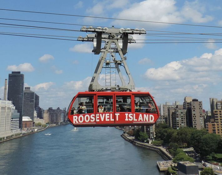 The Roosevelt Island Gondola/Aerial Tram has carried millions of passengers since 1976. Photo: Wikimedia Commons