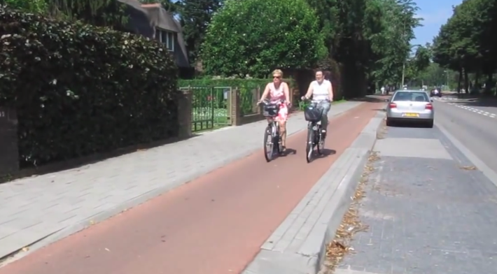 A proper cycle path in the Netherlands. Photo: Bicycle Dutch Blog