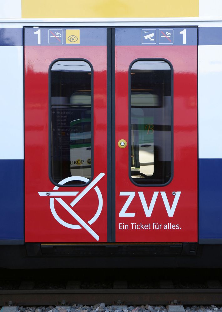 A Zurich S-Bahn train, with the slogan "One Ticket for Everything" Image: Wikimedia Commons
