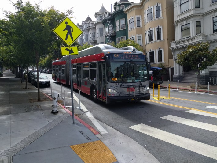 An eastbound 5-Fulton about to enter the traffic circle at Steiner