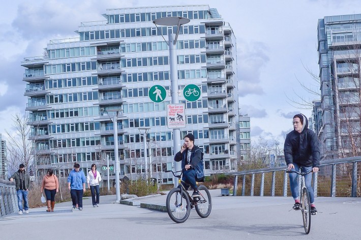 A look at how Vancouver divides its seawall promenade. Photo: Chris and Melissa Bruntlett