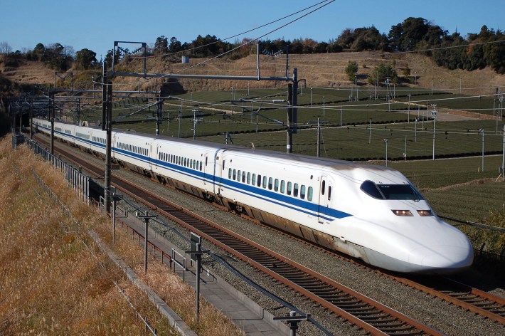 A bullet train traveling through Japan, one of the most earthquake-prone nations in the world, without incident... a fact omitted by the LA Times. Photo: Wikimedia Commons