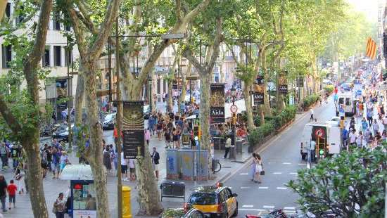 Advocates want Valencia Street to look like this pedestrianized street in Barcelona. Image: Wikimedia Commons