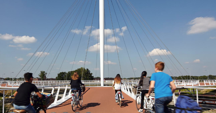 The Hovenring deck is wide enough for two sets of cyclists to cross side-by-side. Photo: ipv Delft