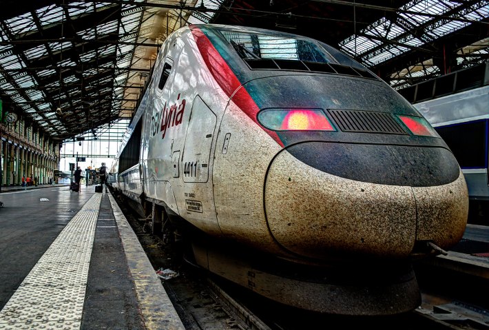A mud-slinged High-speed Train in Paris. Photo by (c) Uddhav Gupta