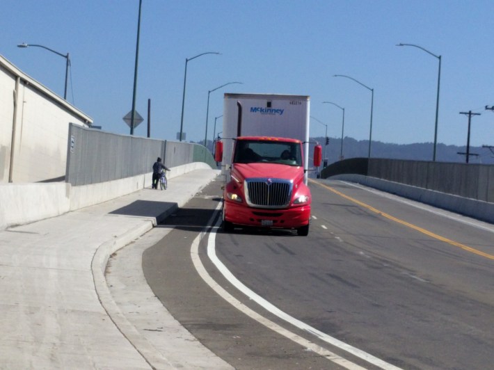 One lone cyclists had enough of a sense of self-preservation not to use the idiotic "bike lanes" on the 29th Avenue bridge