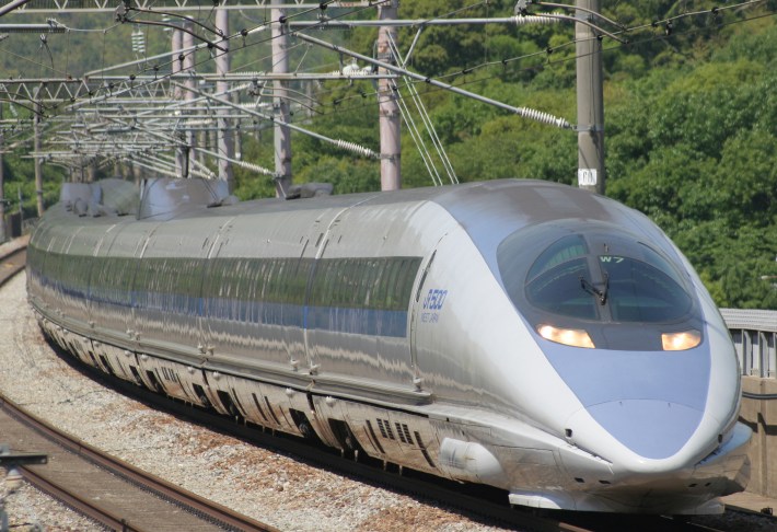 A Nozomi bullet train in Japan. In the next contracts, California will buy its first high-speed trains. Photo: Wikimedia Commons