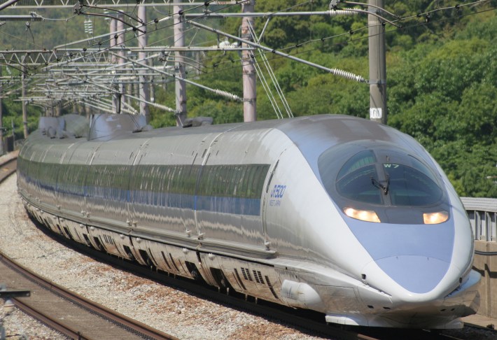 A Nozomi bullet train in Japan, running on electric power. L.A. politicians want California's system to run much slower while belching out diesel. Photo: Wikimedia Commons