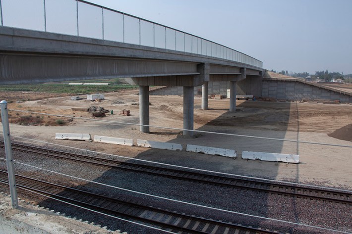 A HSR overpass in Fresno. Image: CaHSRA