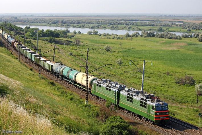 Russia is just one of many places where electric locomotives are used to haul long-distance freight trains. Photo: Wikimedia Commons
