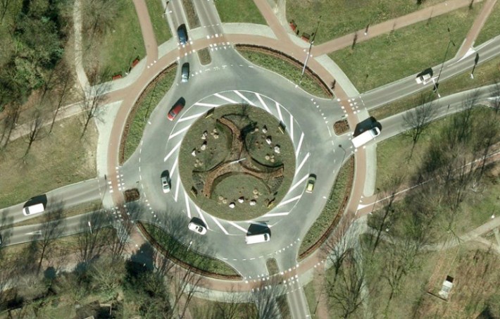 A roundabout in the Netherlands, with an outer ring for bikes (in red). Photo: Bicycle Dutch blog