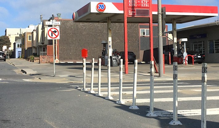 To discourage drivers that were blocked from the Great Highway, the city banned right turns on La Playa, a parallel street.