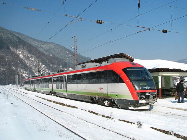 A train Bulgaria is far more advanced than what runs in California. Note the electrified, overhead wire. Photo: Wikimedia Commons