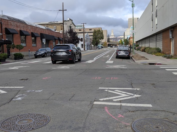 New unprotected bike lanes on Washington in Oakland. Photos: Streetsblog/Rudick
