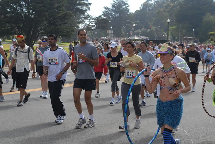 800px-Bay_to_Breakers_2008_Hoops