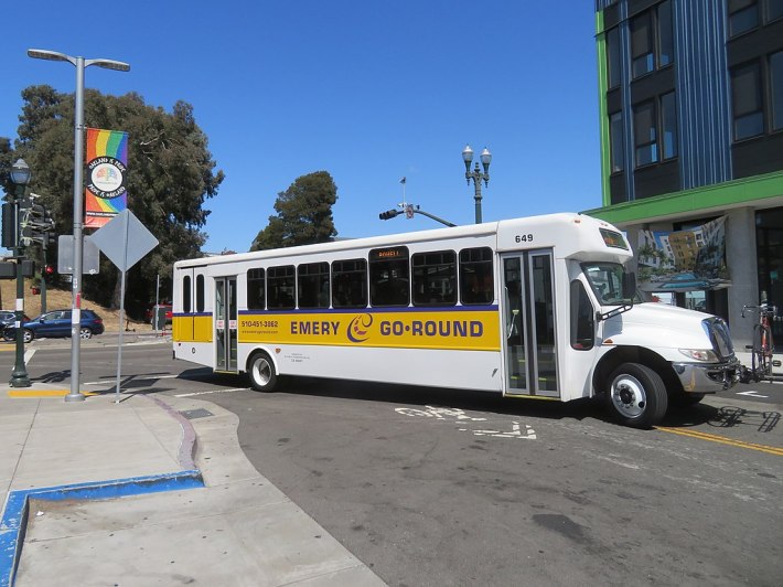 An Emery-Go-Round bus, which connects locations all over Emeryville to BART, no charge. Photo: Wikimedia Commons