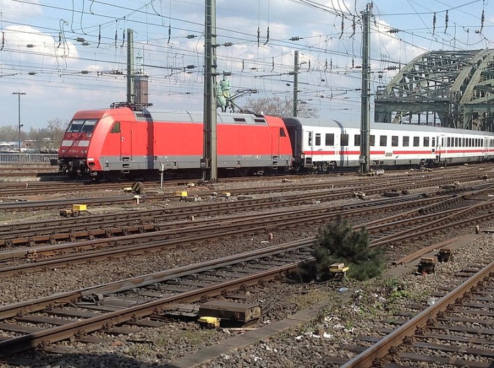 A "regular" speed train in Germany. If the U.S. had modern rail infra, a train such as this could travel between the Bay Area and Portland in six or seven hours. Image: Wikimedia Commons