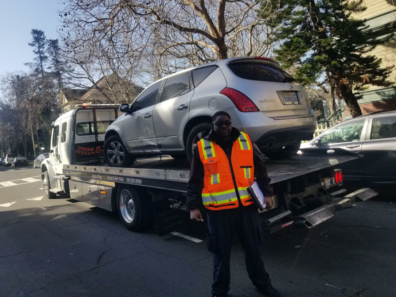 City of Oakland collecting an abandoned car. Photo: city of Oakland