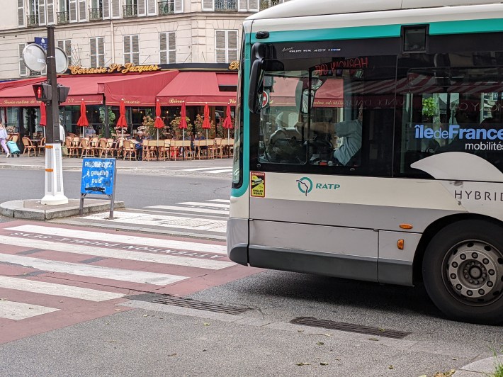 One of Paris's remaining brain farts--a bus lane, taxi lane, bike lane. Don't tell Jeffrey Tumlin--he'll install it on Valencia