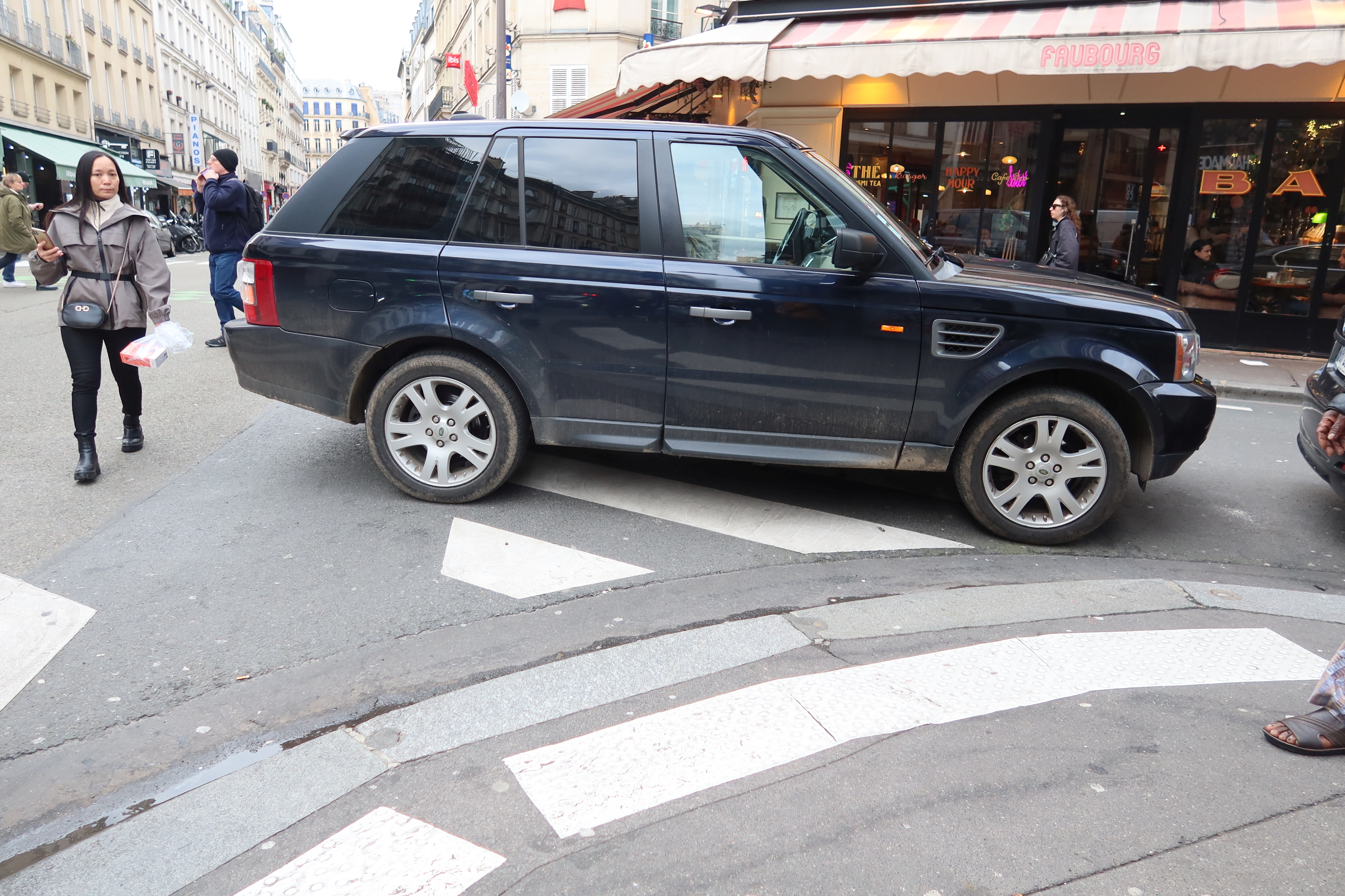 Commentary: The Street Fight Over SUVs in Paris